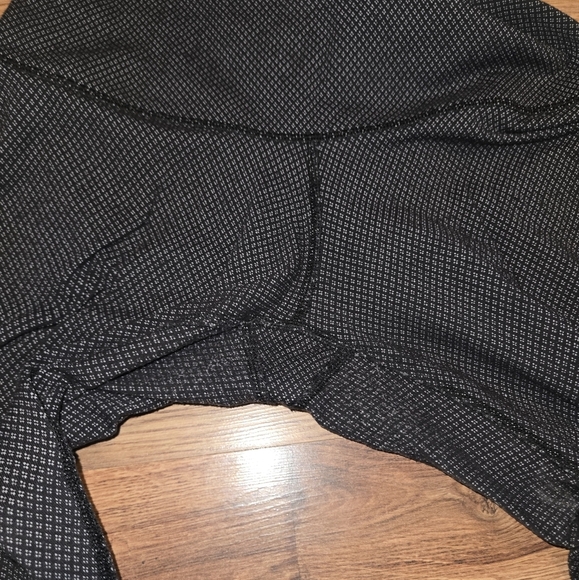 Lululemon black and White Patterned Crop Leggings Size 6, Foldable - Picture 4 of 5